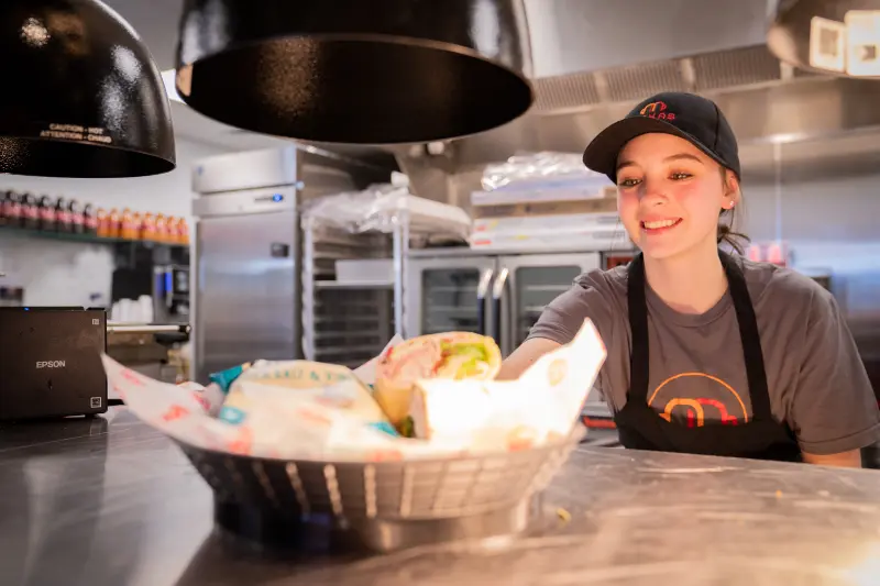Mokas server delivering food